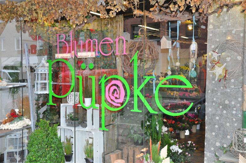 Schaufenster von Blumen Püpke mit dem Schriftzug an der Lindenstraße