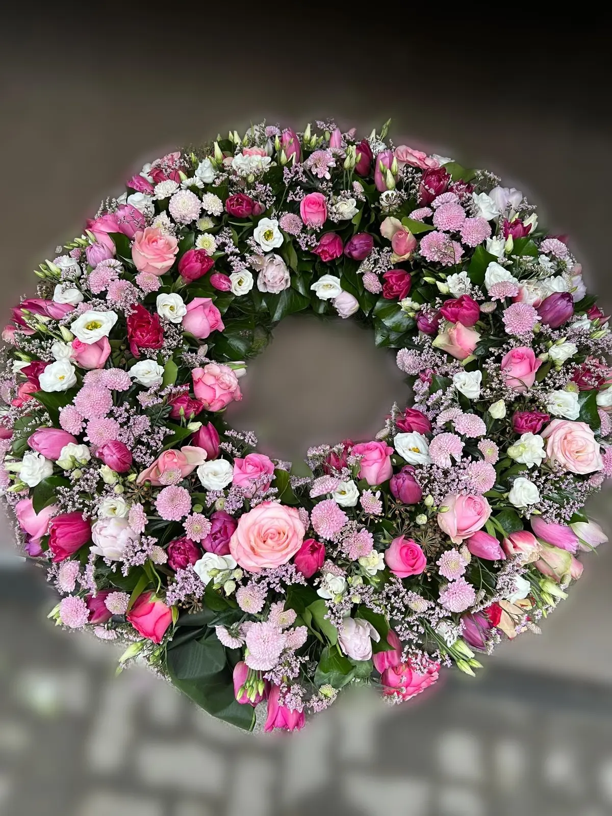 Trauerkranz in Rosa und Weiß aus Rosen, Tulpen, Lisianthus, Chrysanthemen und Limonium